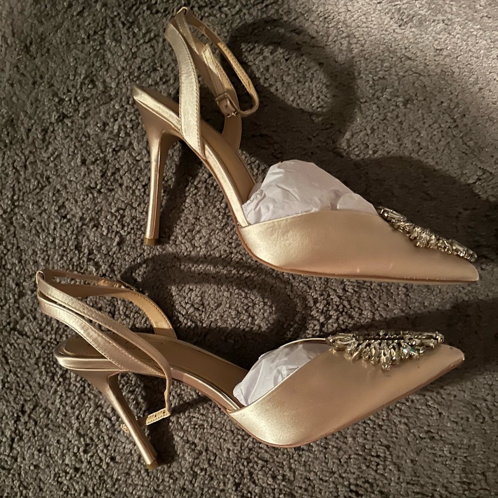 Jewel Badgley Mischa worn once to bridal shower. Smoke free